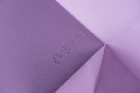 折叠紫色纸的特写镜头背景图片