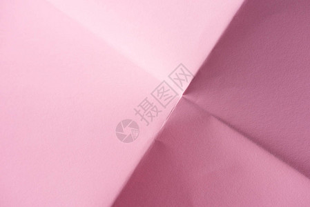 背景折叠粉红色纸的特写镜头图片