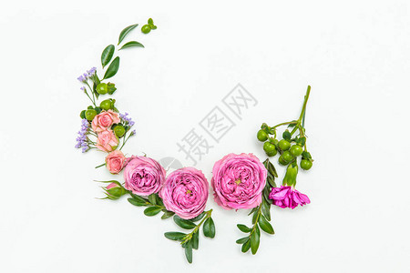 美花环的顶端粉红玫瑰在图片