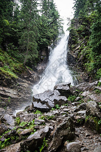 岩石中山河峡谷中的瀑布图片