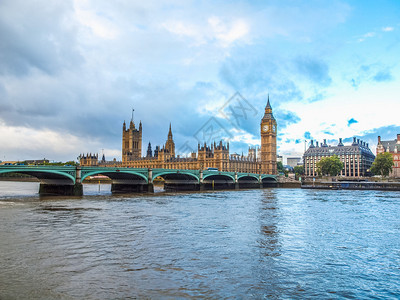 英国伦敦议会和大本两院的威斯敏特桥全景图片