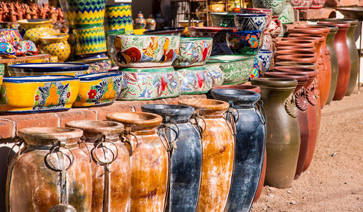 墨西哥陶瓷锅和陶器上充满活力的颜色图片