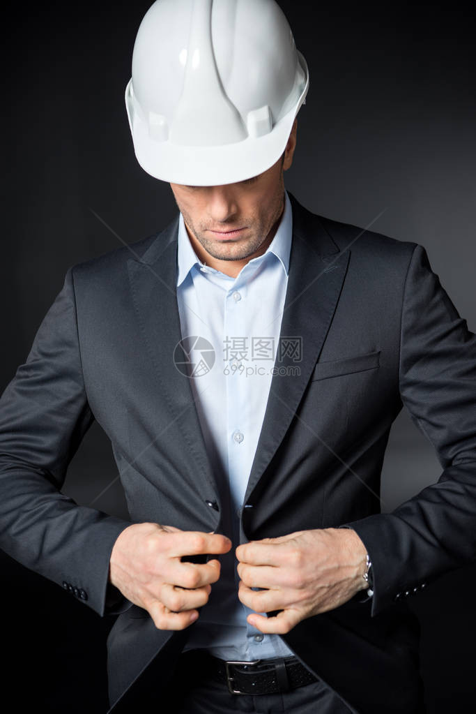 穿白色头盔的男工程师图片