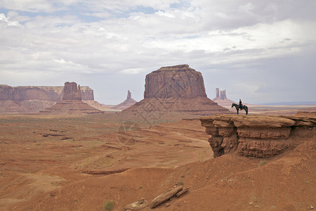 一个骑着马的纳瓦霍妇女住在巨石山谷部图片