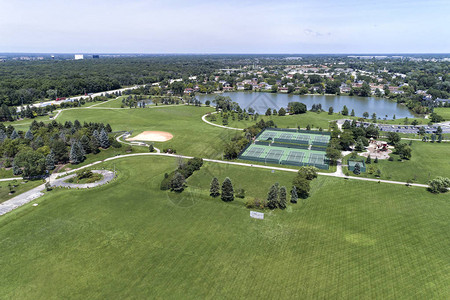 美国伊利诺斯州Northbrook一个足球场网球场湖和操场的郊区公园图片