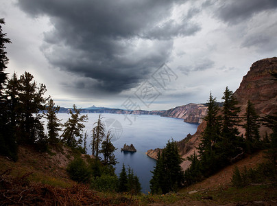 火山口湖的暴风雨天气图片