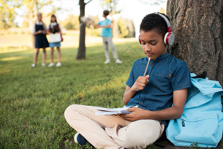 听写笔记和在公园学习的耳机中的图片