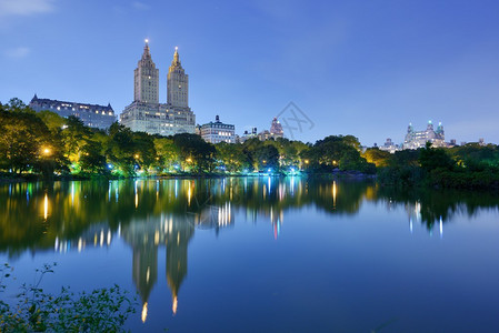 纽约市中央公园的湖背景图片