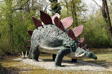 古代前主题公园中带有尾尖和装甲普拉板的侏罗纪末期StegosaurStegocunDosaur模背景图片