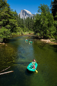 夏天在Yosemite的Kayak图片