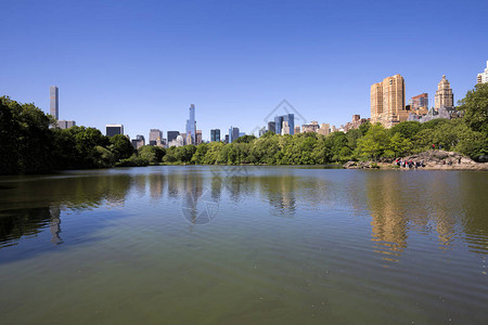 美国纽约市中央公园湖景区背景图片