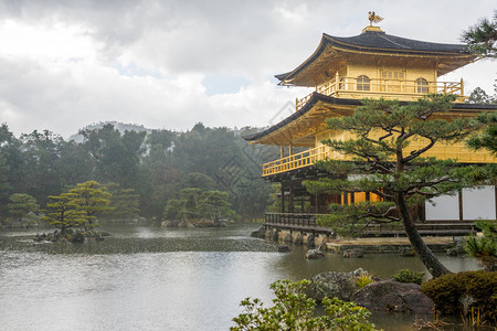 日本大阪金阁寺金阁寺是足利义光将军的退休别墅它被列入联合国教科文组织图片