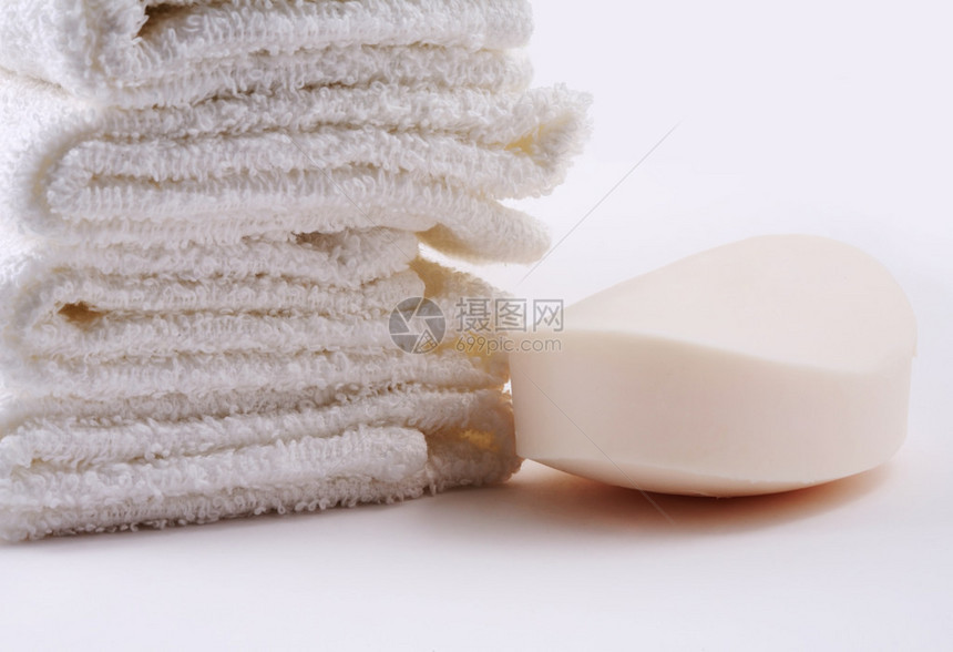 白色的毛巾和肥皂图片