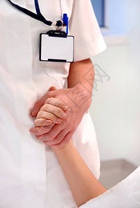 护士高兴地牵着病人的手图片