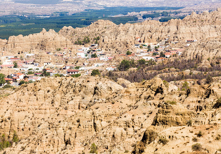 在西班牙安达卢西亚Guadix附近的LosBanos小山坡上建了图片