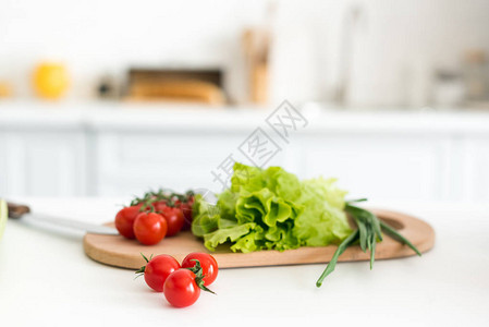 厨房砧板上的樱桃番茄和沙拉叶图片
