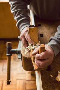 木工手在其木工车间中与木板工人一起工图片