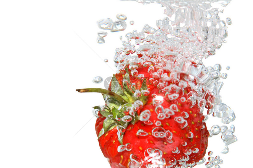 抽象喷洒水背景的草莓与图片
