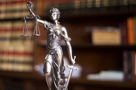 律师事务所法律雕像希腊盲人女神忒弥斯青铜金属雕像背景图片
