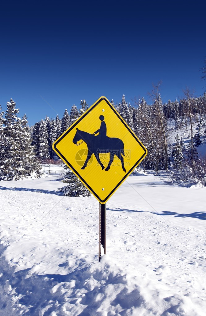 骑马路牌骑马者标志和冬季景观图片