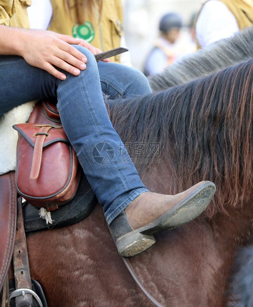 牛仔靴在马背上放松图片