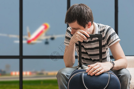 疲劳乘客在机场携带行李图片