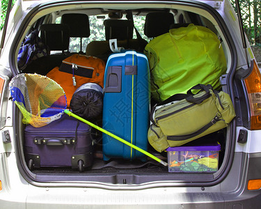汽车的后备箱配有渔网和为暑假图片