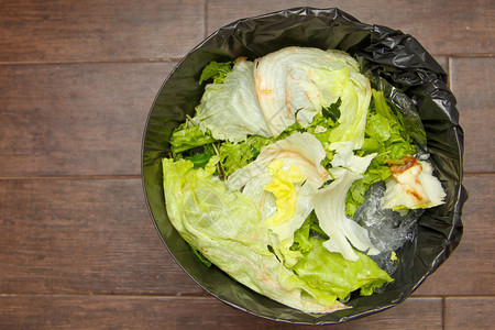 垃圾桶里的蔬菜图片