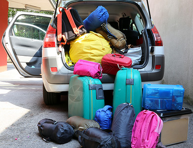 家庭旅行时李箱和行李图片