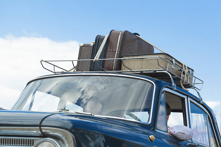 汽车后备箱顶上的老式手提箱图片