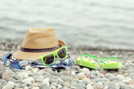帽子眼镜和翻击手在石子海滩上图片