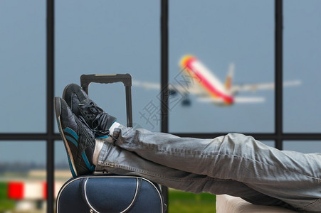 飞机延迟概念乘客疲劳等待飞机抵达机场背景图片