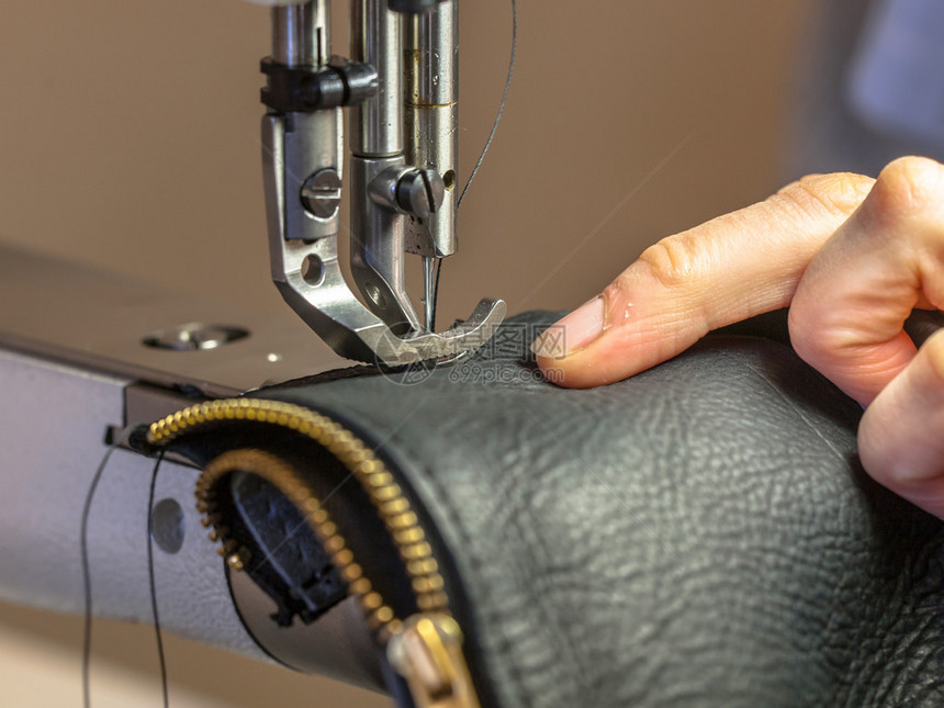 工业缝纫机在操作中手持皮肩图片