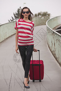 在机场提着行李走路的女人图片