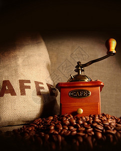 一袋咖啡豆咖啡研磨机图片