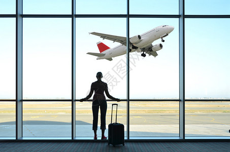 机场窗口的女孩背景图片