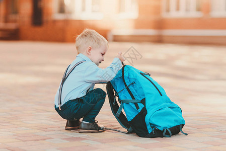 戴眼镜的快乐聪明孩子第一次去上学带书包的小男孩上小学图片