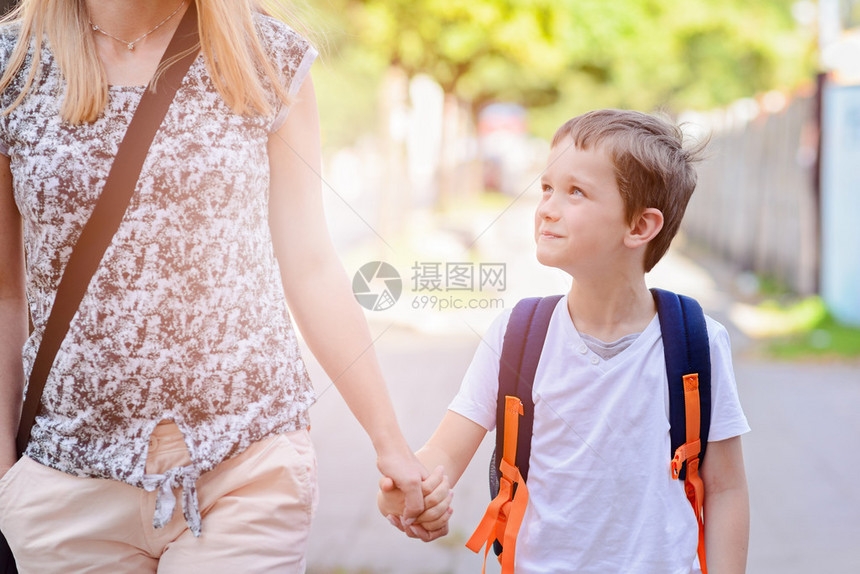 7岁的小男孩和妈一起上学图片