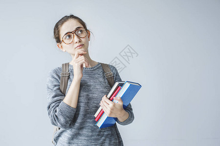 灰色背景的学生女孩思背景图片