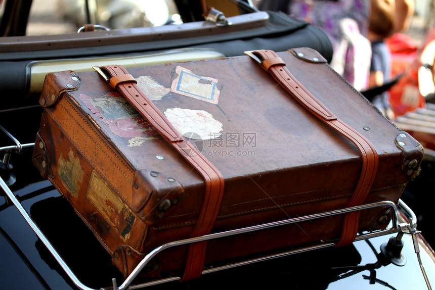 在旅行前旧车行李架的图片