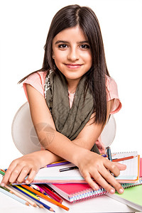 可爱的小女孩用彩色铅笔画图片