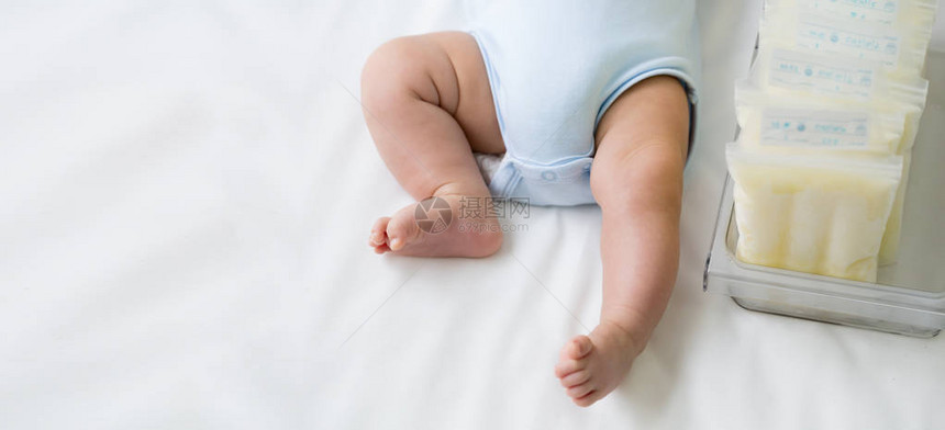 新生婴儿腿和母乳冷冻在储存塑料袋中图片