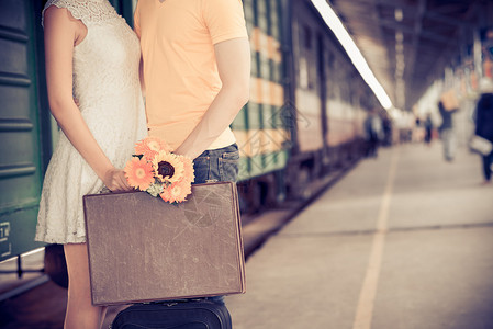 女在火车站向男友告别之吻图片