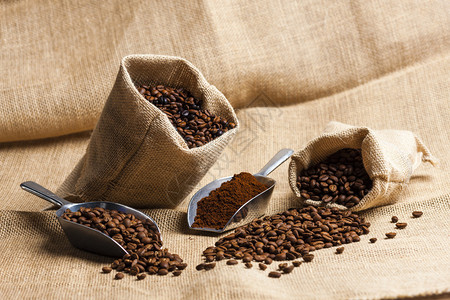 黄麻袋中咖啡豆的静物图片