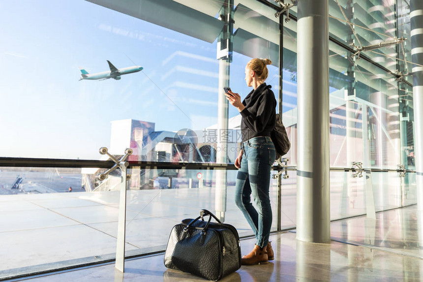 年轻的休闲女旅客在机场图片