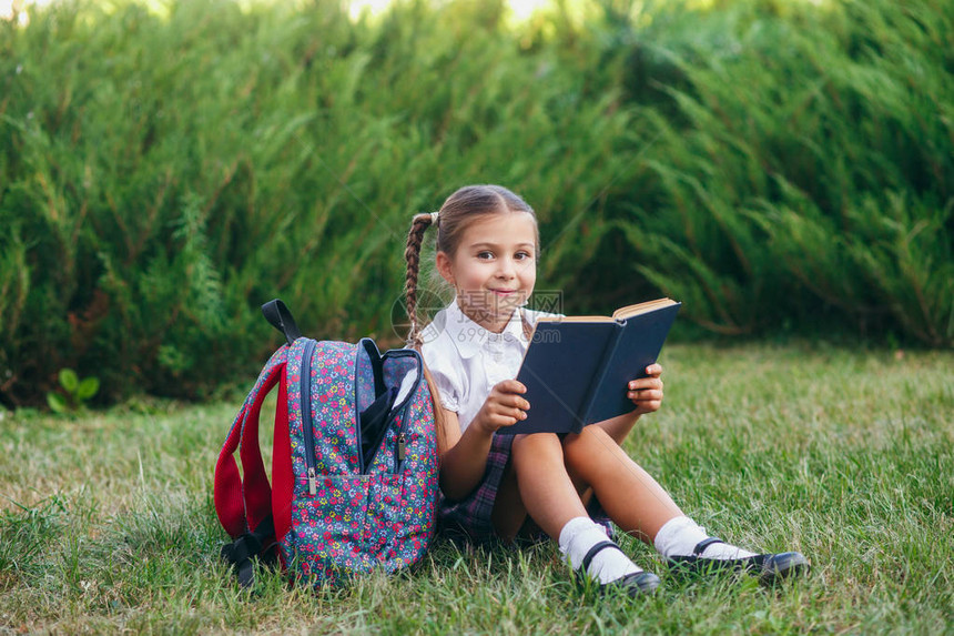 小女孩坐在草地上读书小学生图片