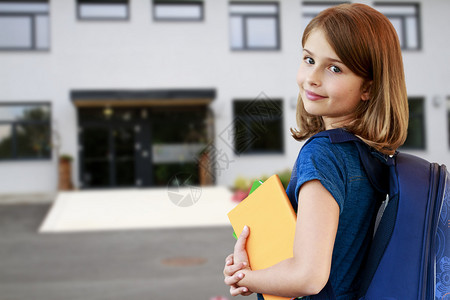 重返学校美丽的年轻女学生的肖像图片