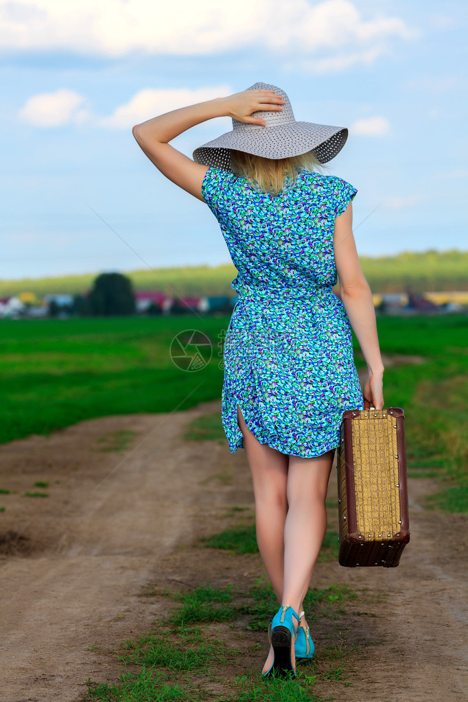 穿着夏装的女人带着手提箱图片
