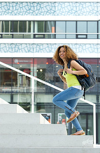 一名女大学生从上楼梯图片