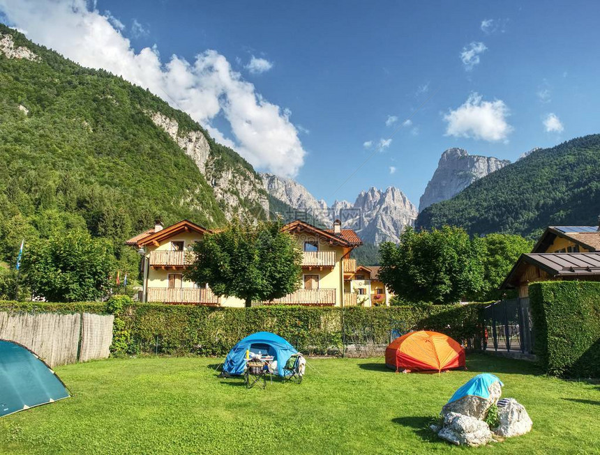 夏日内露营在意大利阿尔卑斯山旅图片